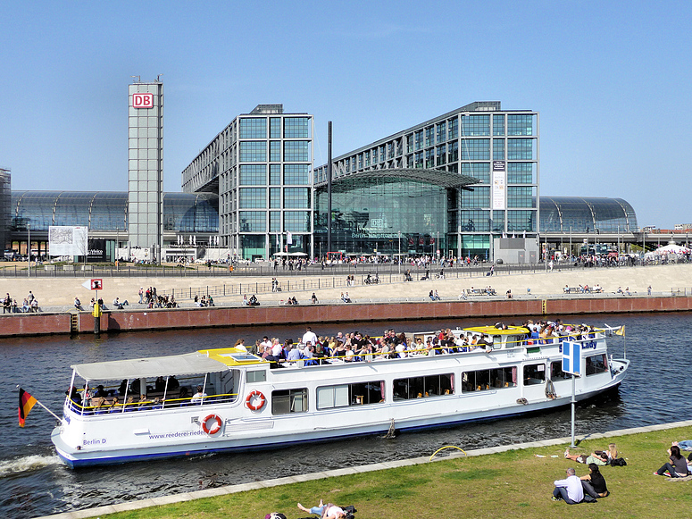 Berlin Hauptbahnhof im Sommer