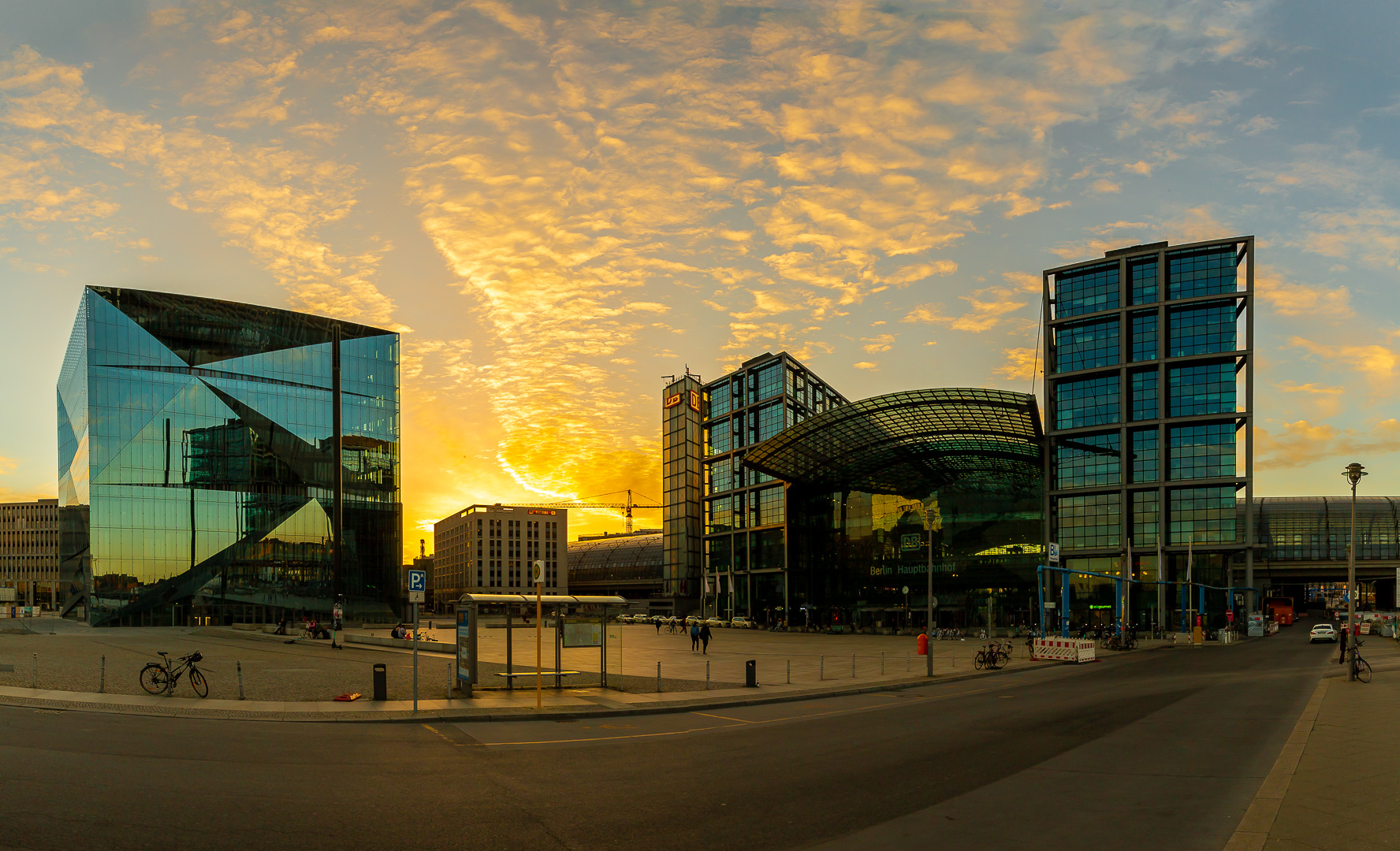 Berlin Hauptbahnhof und Cube