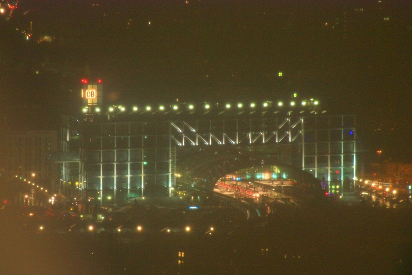 Berlin Hauptbahnhof vom Fernsehturm aus gesehen