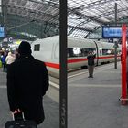 Berlin, Hauptbahnhof - Warten auf Anschluß