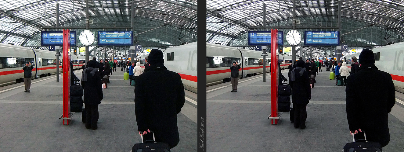 Berlin, Hauptbahnhof - Warten auf Anschluß