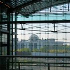 Berlin Hbf mit Blick auf Regierungsviertel und Reichstag