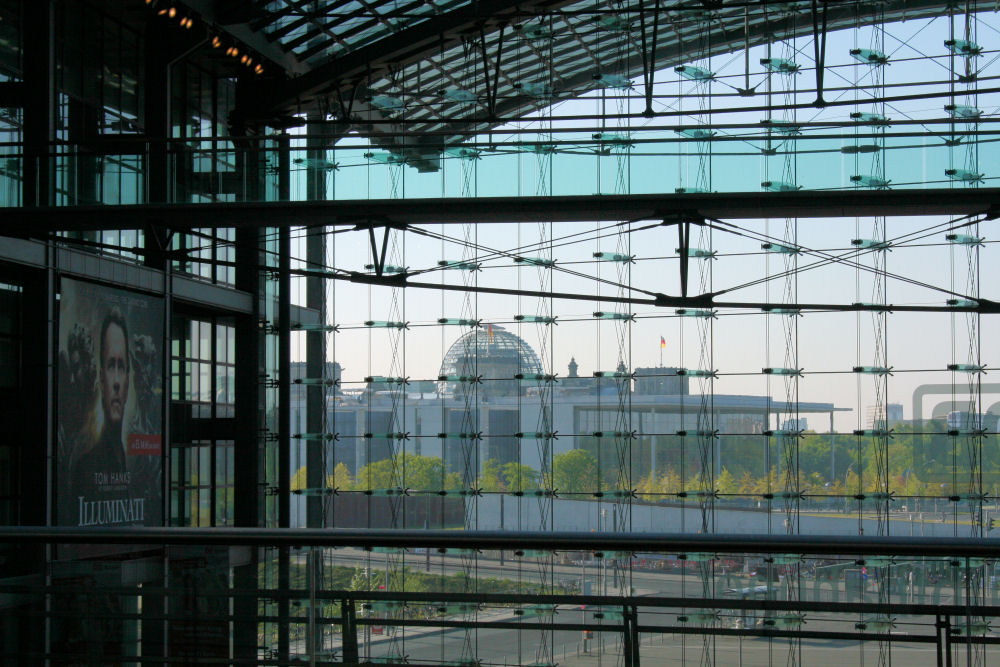 Berlin Hbf mit Blick auf Regierungsviertel und Reichstag