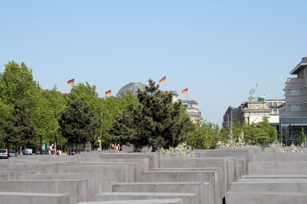 Berlin: Holocaust Mahnmal, Quadriga und Kuppel vom Reichstag