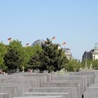 Berlin: Holocaust Mahnmal, Quadriga und Kuppel vom Reichstag