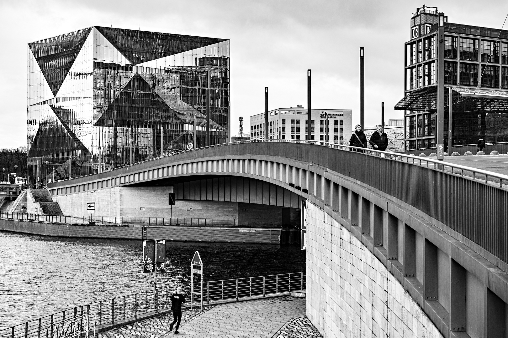 Berlin - Hugo-Preuß-Brücke zum Cube