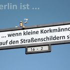 Berlin ist ... wenn kleine Korkmännchen auf den Straßenschildern sitzen