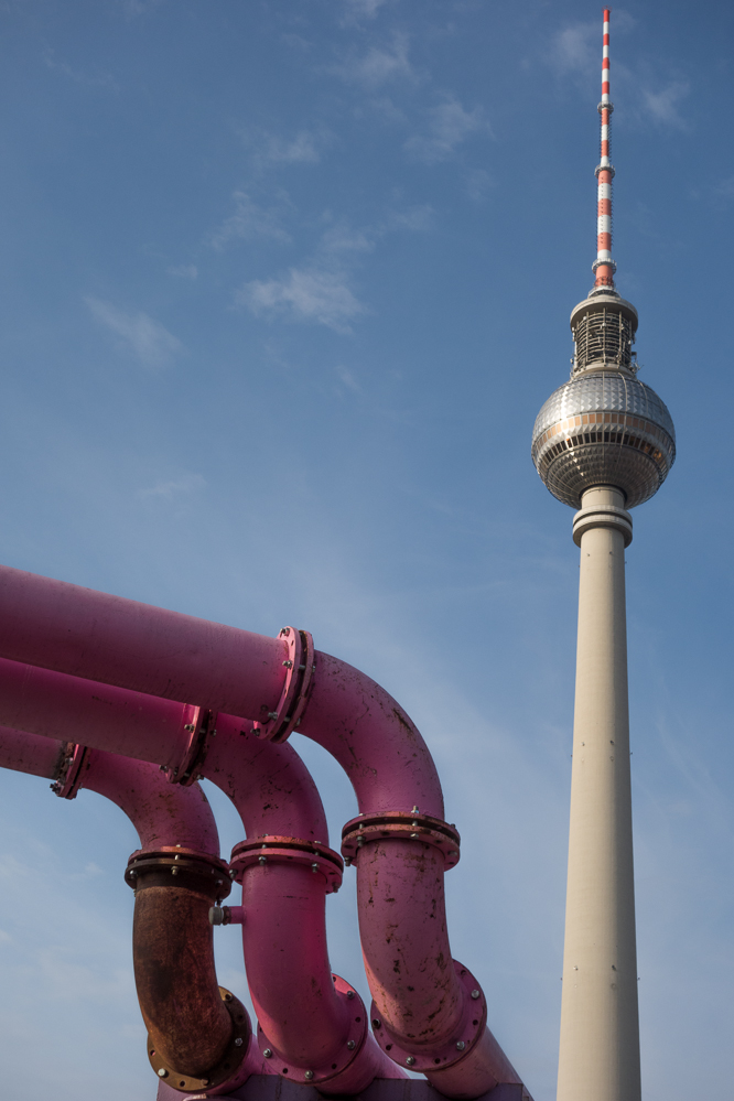 Berlin, Juli 2014: Fernsehturm mit Rohren 1