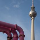 Berlin, Juli 2014: Fernsehturm mit Rohren 1