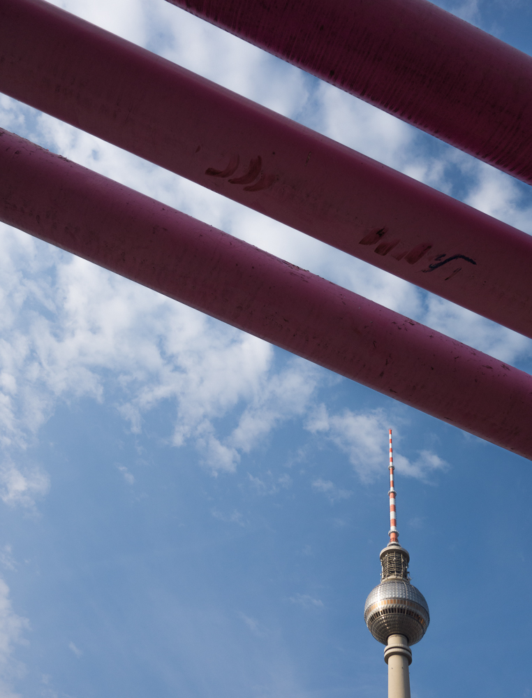 Berlin, Juli 2014: Fernsehturm mit Rohren 2