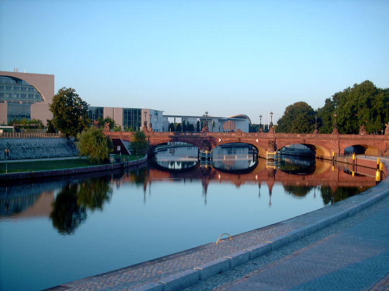 Berlin - Kanzleramt und Spreebrücke