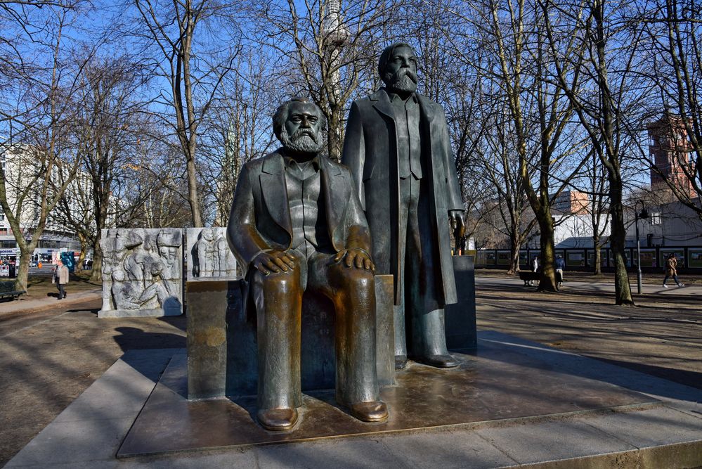 BERLIN  - Karl Marx und Friedrich Engels - ein perfektes Team