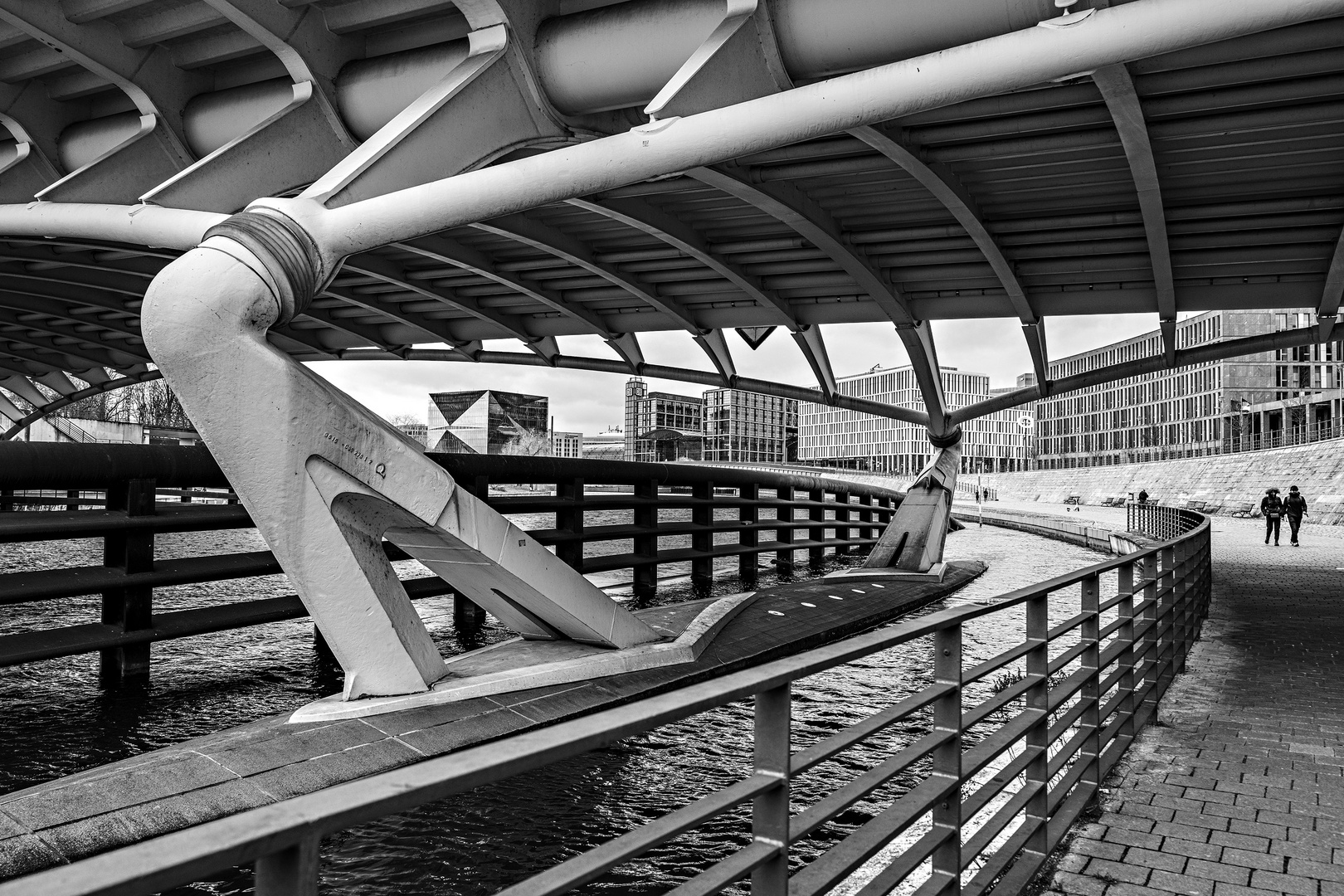 Berlin - Kronprinzenbrücke über die Spree