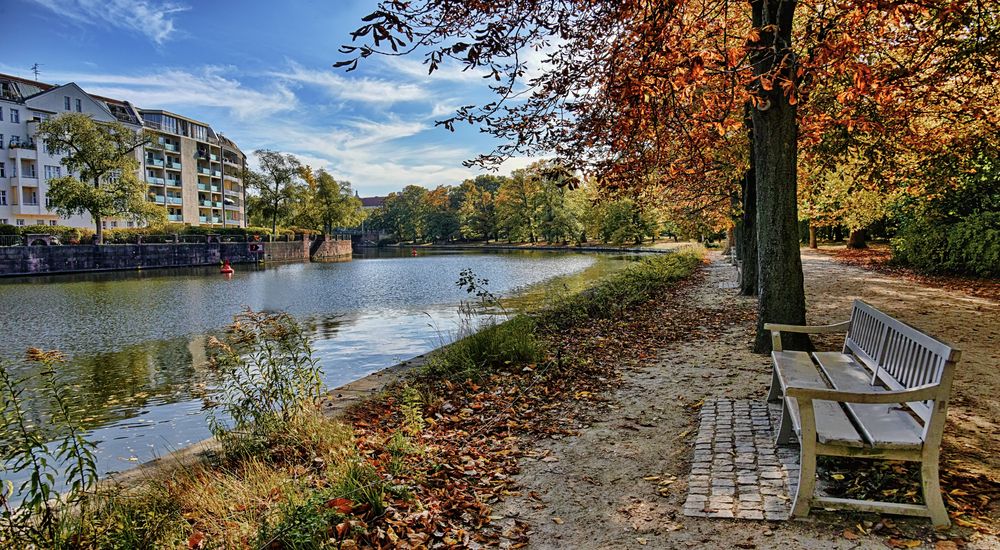 BERLIN   - Lietzensee: Der Park der Reichen und Mächtigen