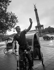 Berlin, Mai 2013. Rikschafahren an der Siegessäule