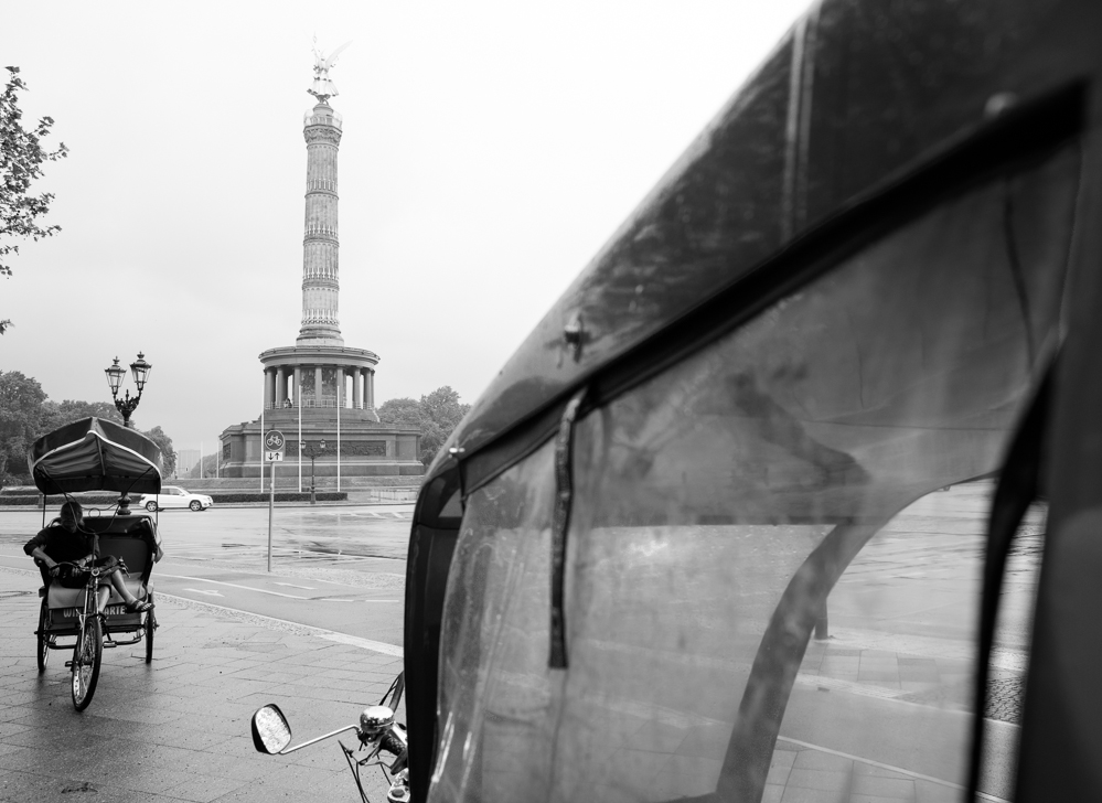 Berlin, Mai 2013: Rikschafahren an der Siegessäule.