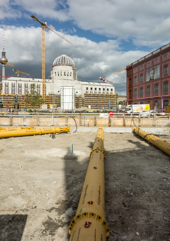 Berlin, Mai 2016: Humboldtforum, "Bauakademie" und gelbe Rohre