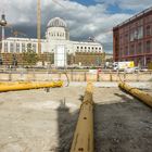 Berlin, Mai 2016: Humboldtforum, "Bauakademie" und gelbe Rohre