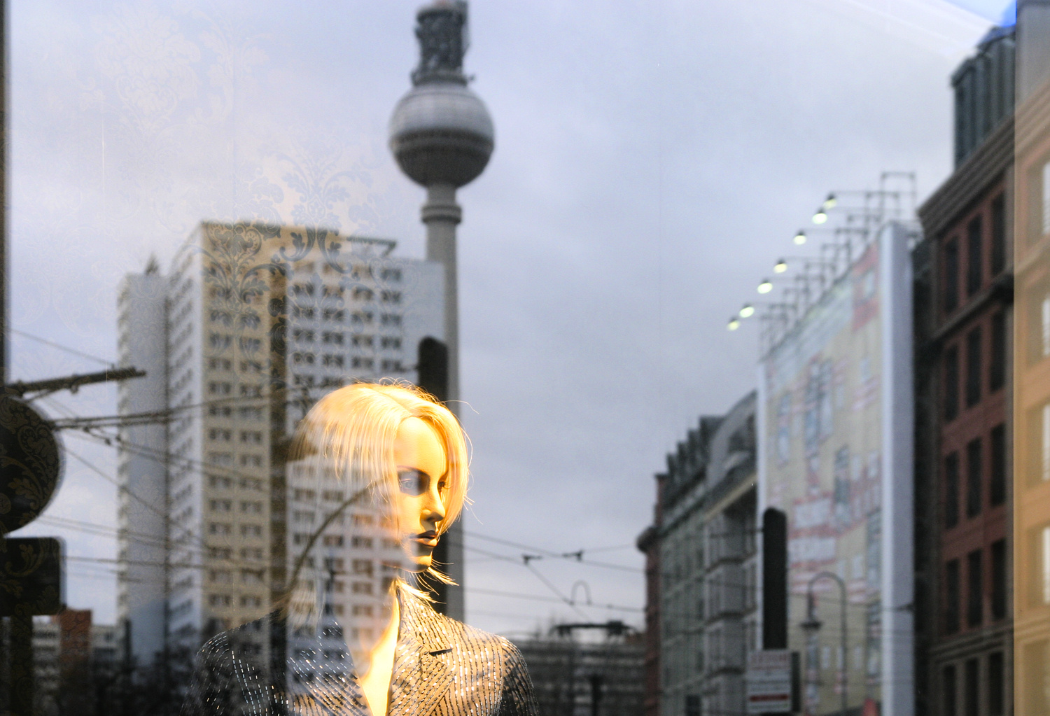 Berlin, mannequin, fersehenturm et reflet