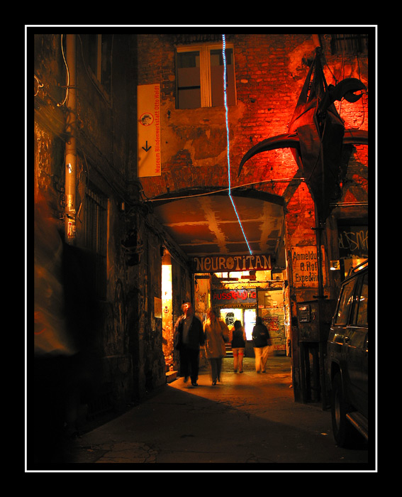 Berlin Mitte bei Nacht 13 - Gelb-Rot