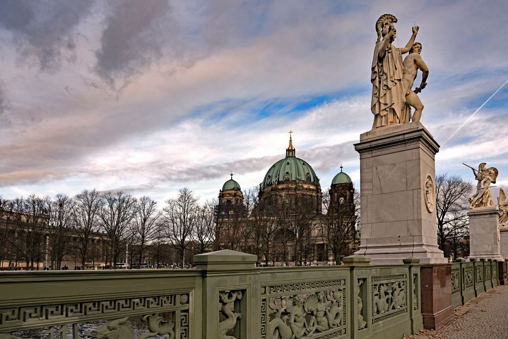 BERLIN MITTE   - Blick zum Dom -