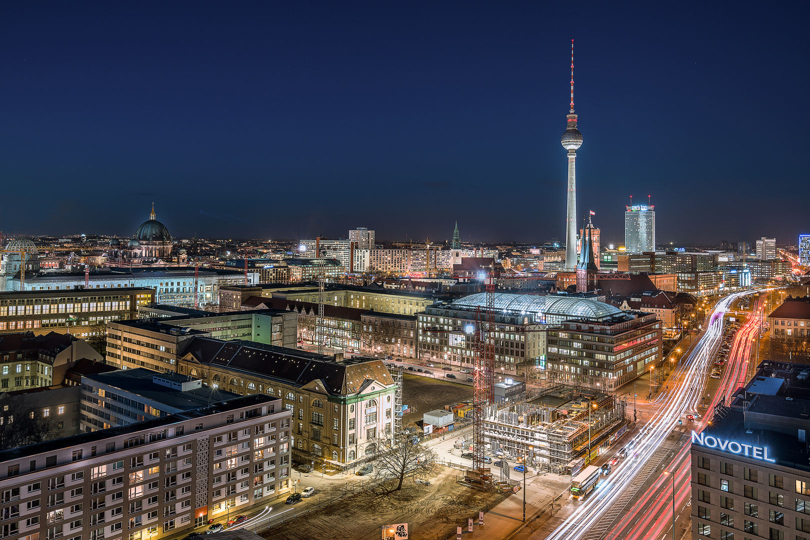 Berlin Mitte von oben mit dem Rohbau des wiederaufzubauenden Stadtschlosses ...