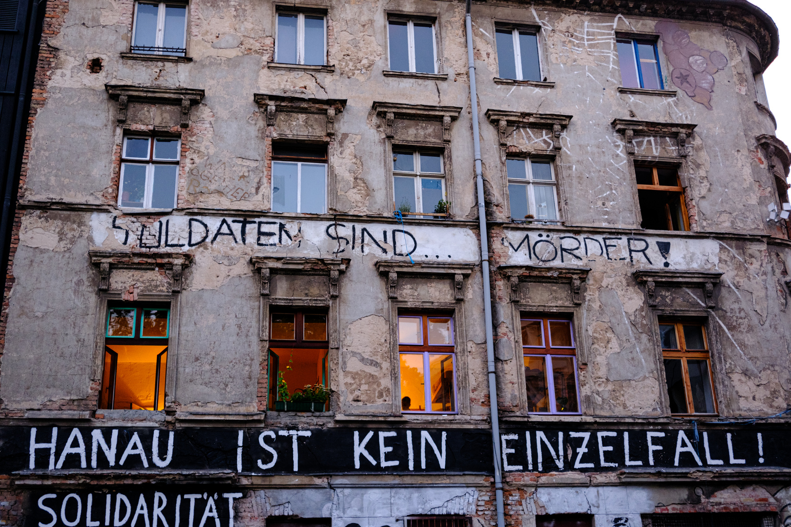 Berlin Mitte – warmes Licht hinter harter Fassade