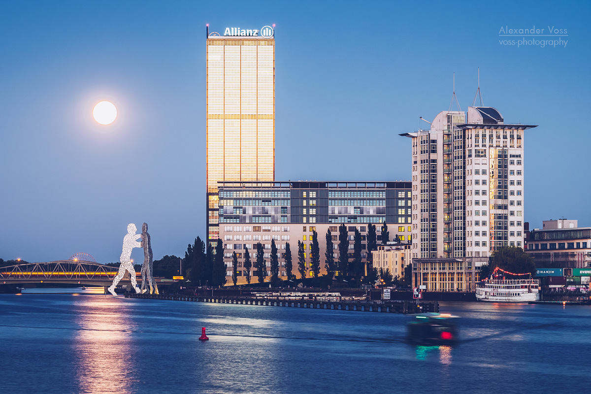 Berlin - Molecule Man / Treptowers