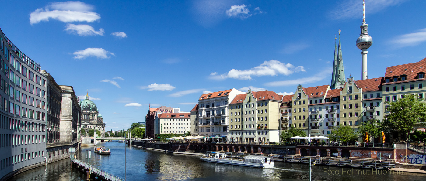 BERLIN NIKOLAIVIERTEL MIT SPREE UND BERLINER DOM UND NIKOLAIKIRCHE UND FERNSEHTURM