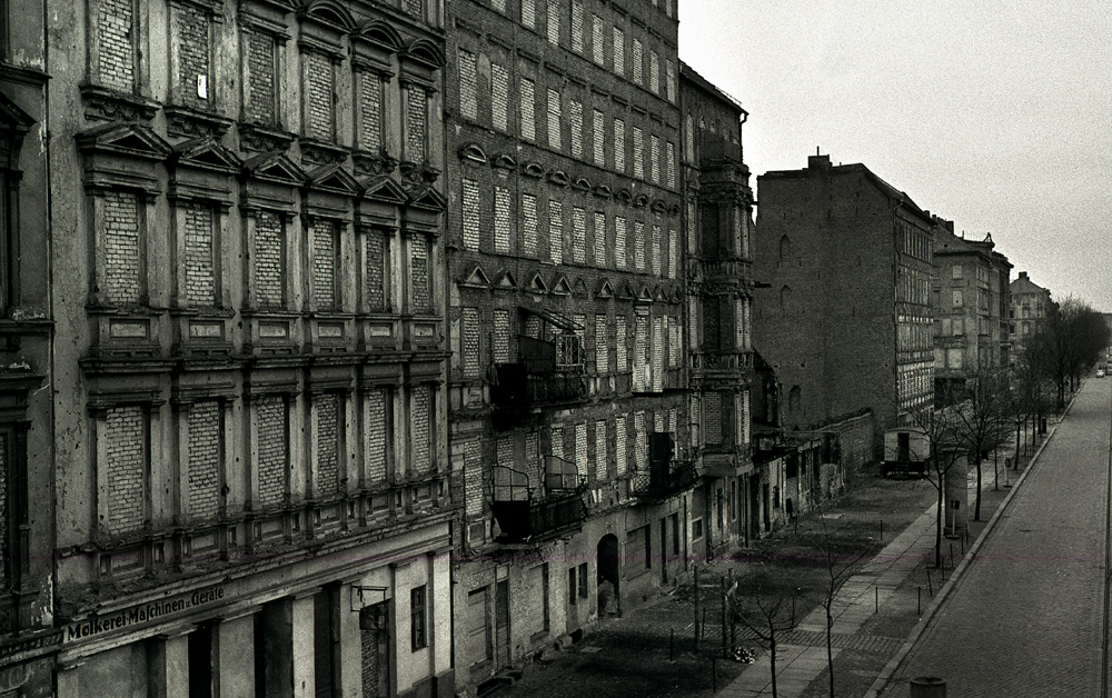 Berlin Ostern 1966. Die zugemauerten Fenster in der Bernauer Straße.