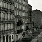 Berlin Ostern 1966. Die zugemauerten Fenster in der Bernauer Straße.