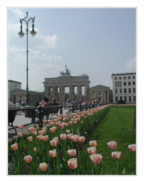 Berlin - Pariser Platz mit Brandenburger Tor...