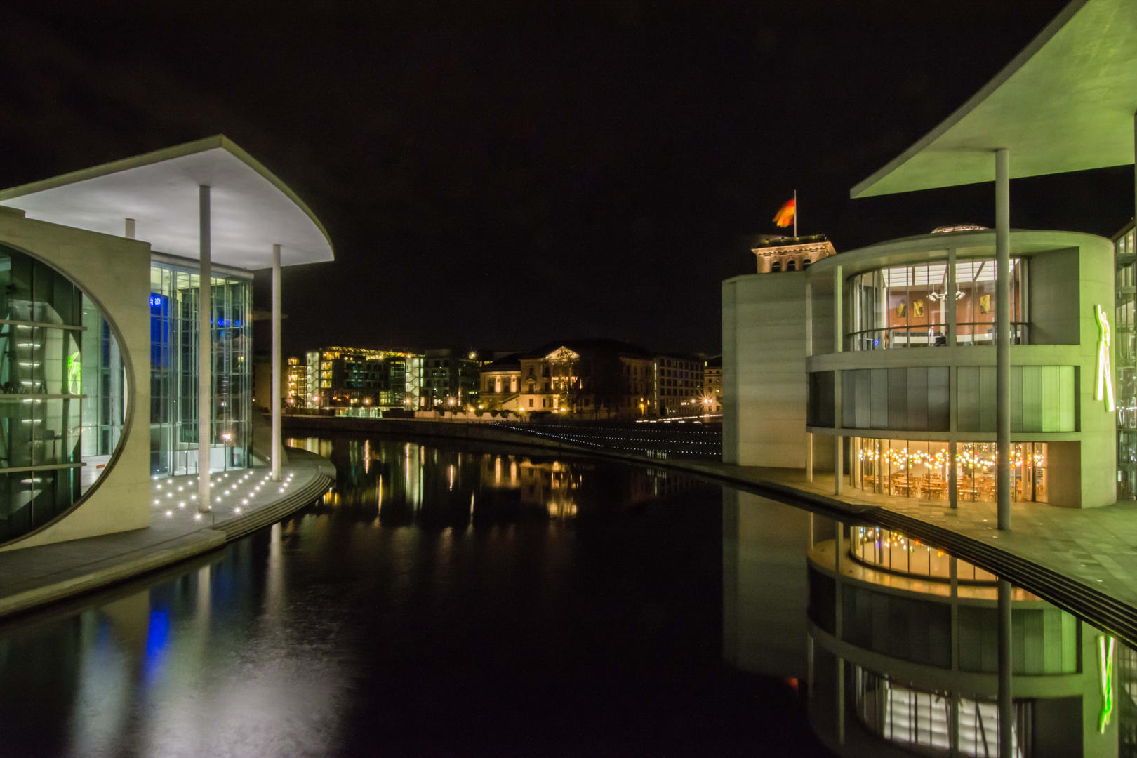 Berlin, Paul-Löbe- und Marie-Elisabeth-Lüders-Haus mit Hauptbahnhof