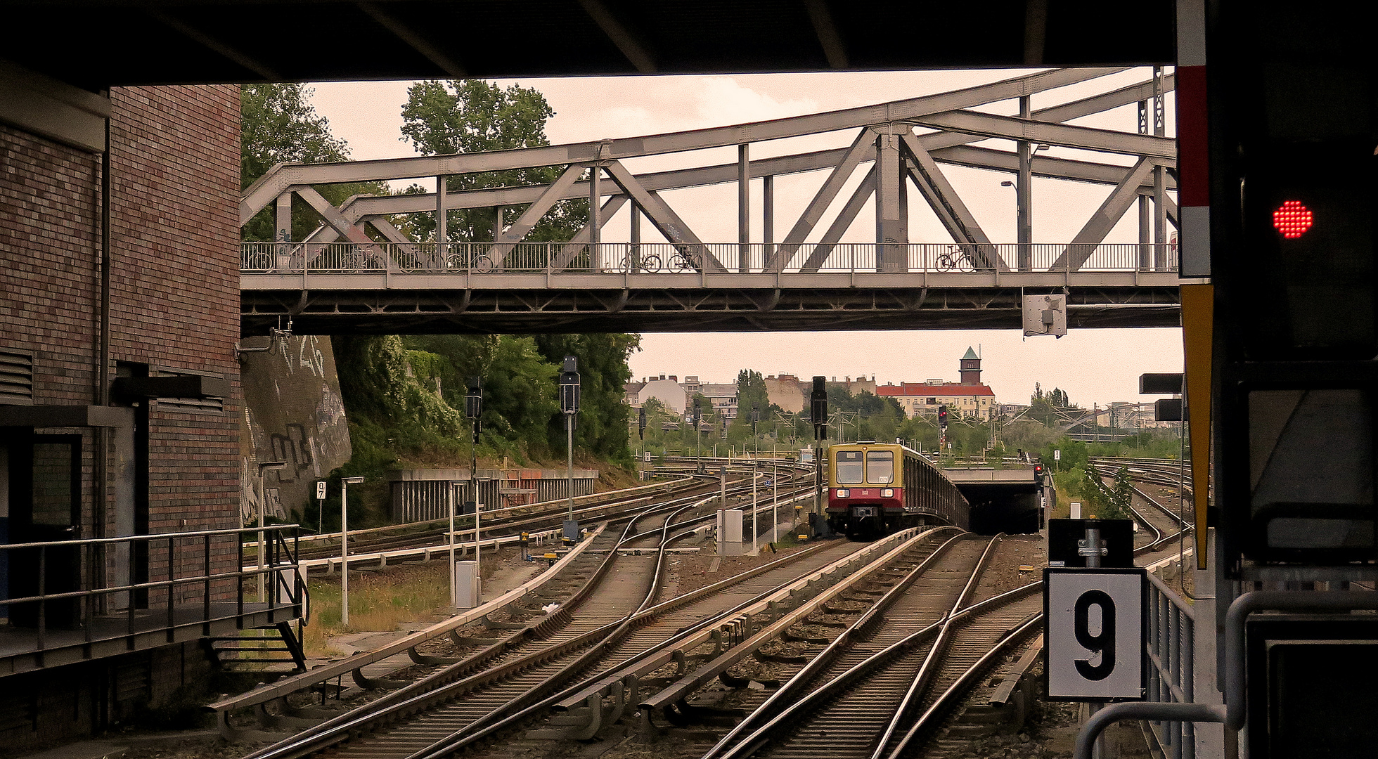 Berlin - Ringbahn aus Osten kommend vor Einfahrt in den Bahnhof Berlin-Gesundbrunnen