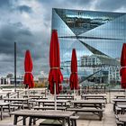 Berlin - Rote Schirme vor dem Cube