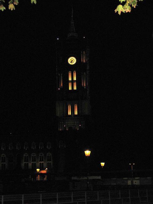 Berlin Rotes Rathaus bei Nacht