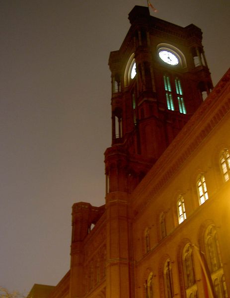 Berlin Rotes Rathaus im Nebel