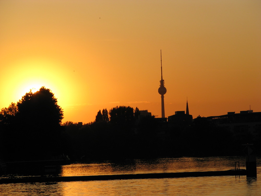 Berlin Rummelsburger See mit Sonnenuntergang über der City