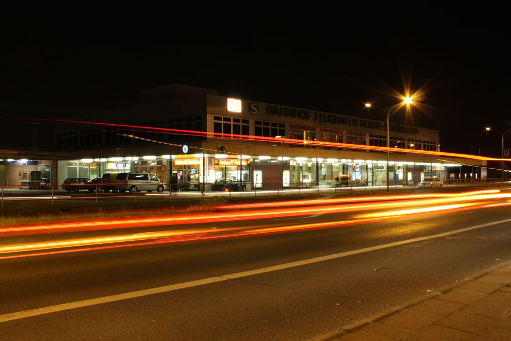 Berlin Schönefeld Bahnhof bei Nacht mit Canon 450D Foto & Bild