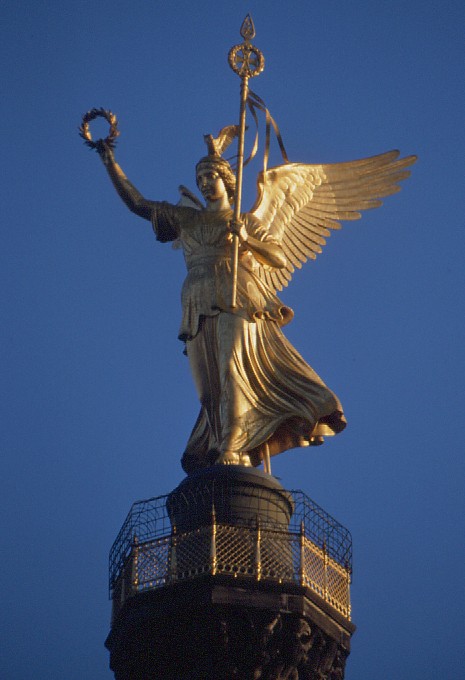 Berlin: Siegessäule im Abendlicht