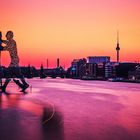 Berlin - Skyline im Sonnenuntergang / Molecule Man