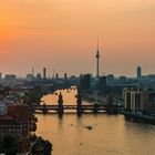 Berlin - Skyline Mediaspree mit roter Dunstglocke