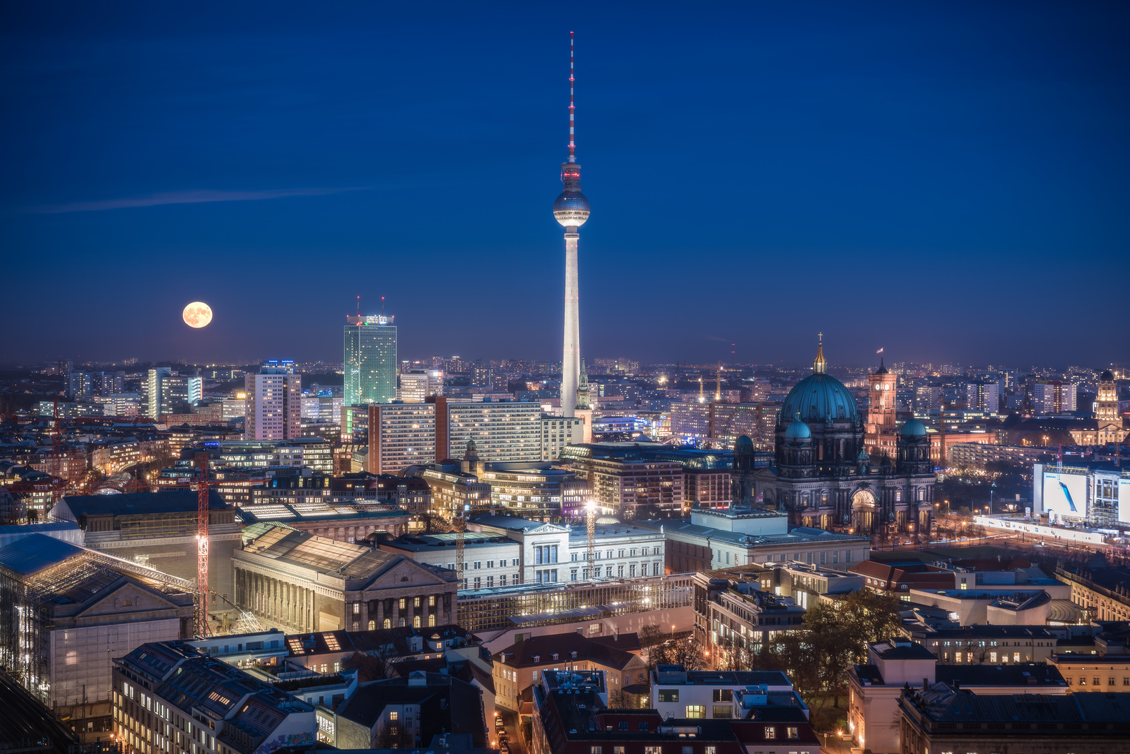 Berlin - Skyline mit Supermond