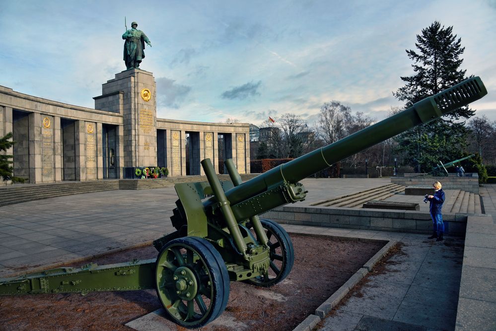 BERLIN - Sowjetisches Ehrenmal Tiergarten -