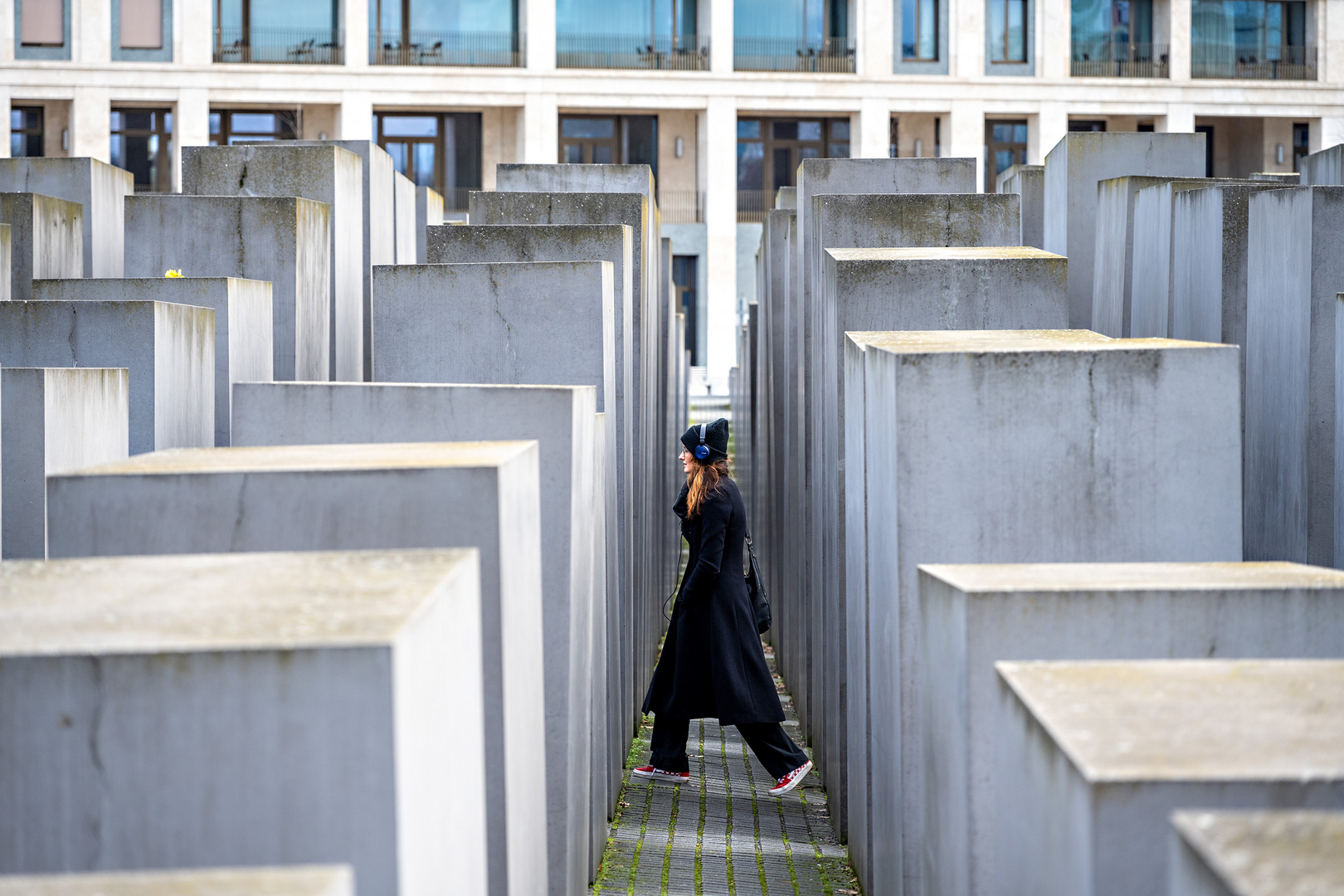 Berlin - Spaziergängerin im Holocaust-Denkmal