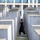 Berlin - Spaziergängerin im Holocaust-Denkmal