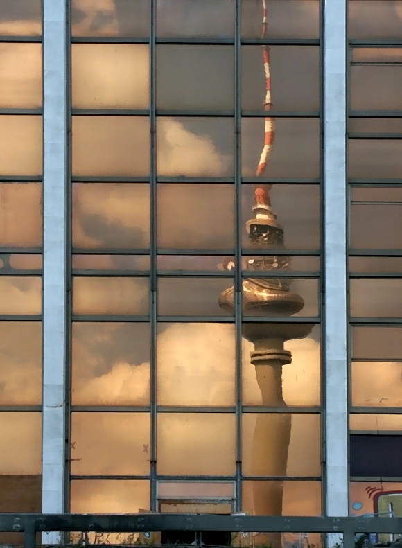 Berlin - Spiegelung im Palast der Republik