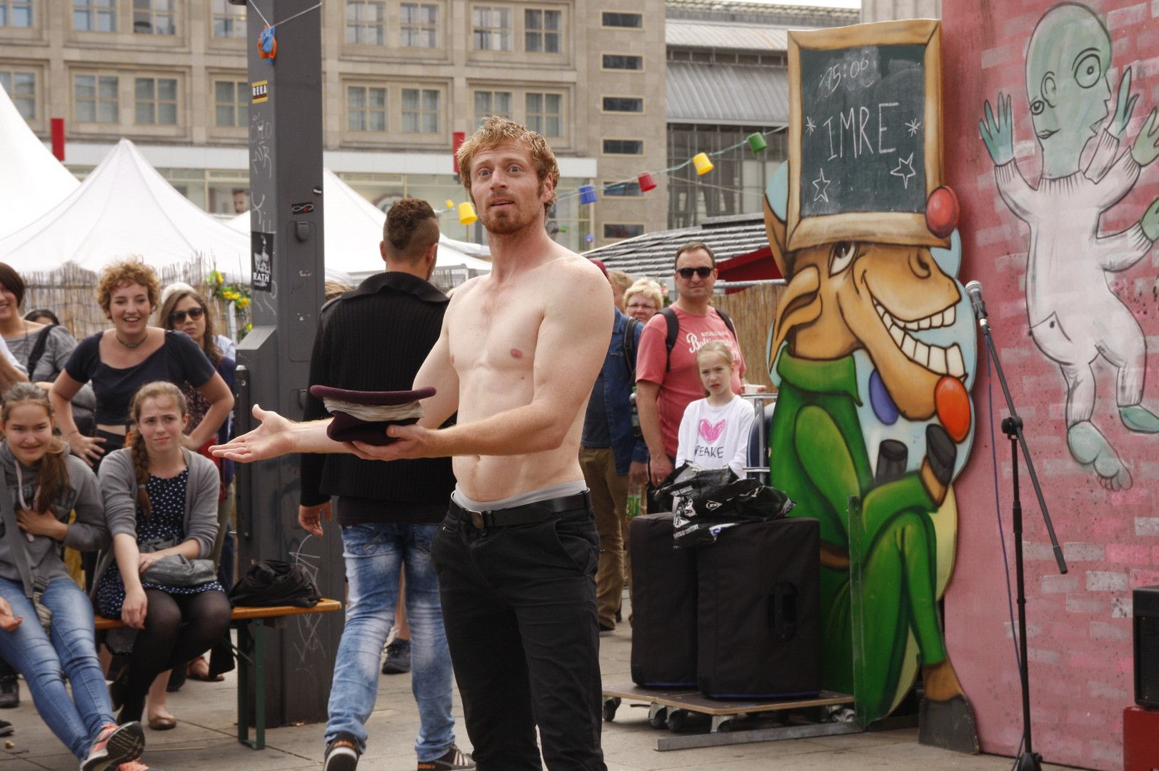 Berlin: Strassentheaterfestival "Berlin lacht 2015"/Alexanderplatz