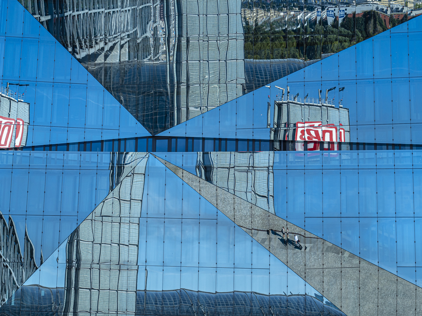 Berlin. The Cube. Spiegelungen