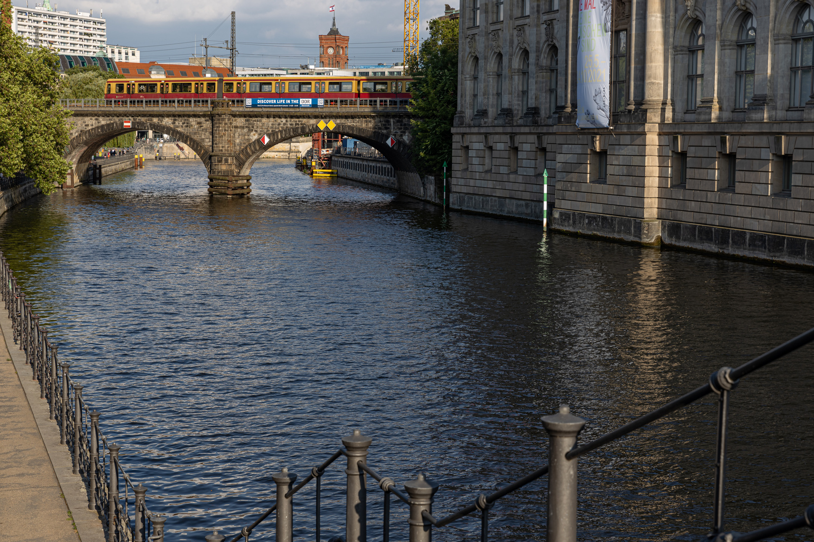 Berlin Tour mit Spree, Brücke und rotem Rathaus